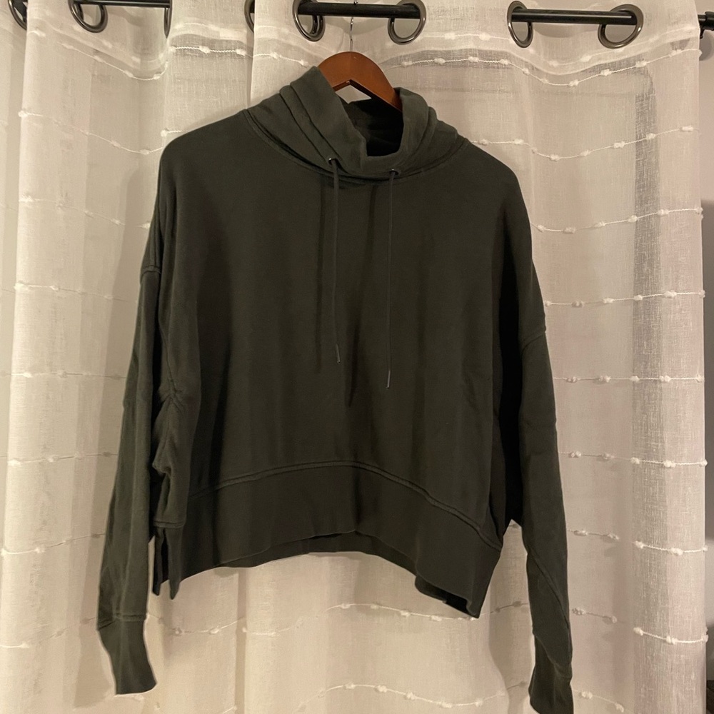 Old Navy Green Cropped Long Sleeve Sweatshirt